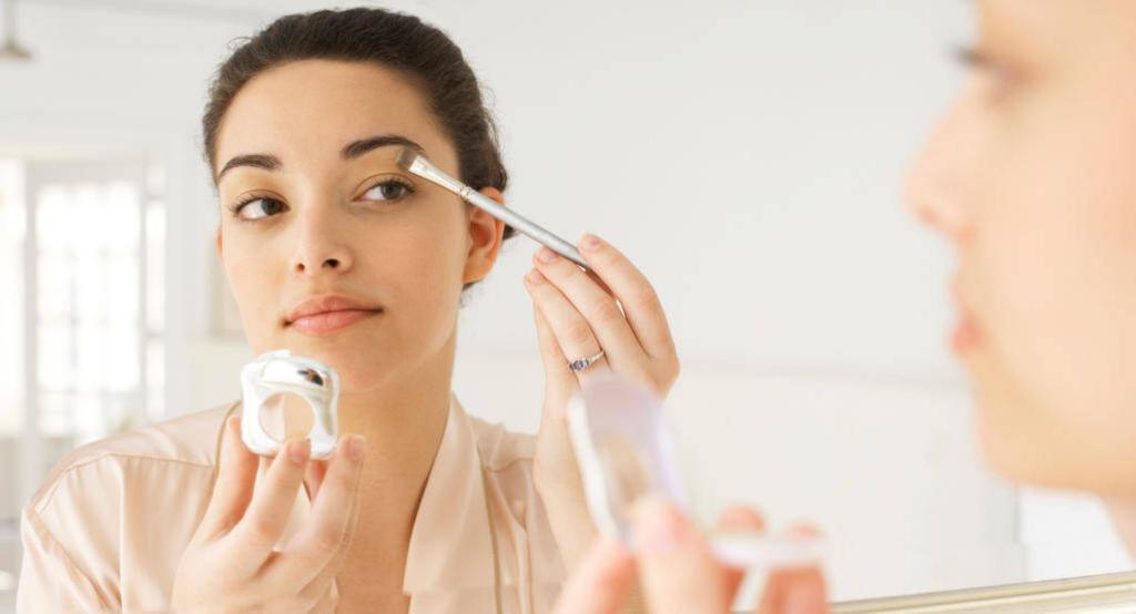 5 Makeup Mistakes That Worsen Your Acne